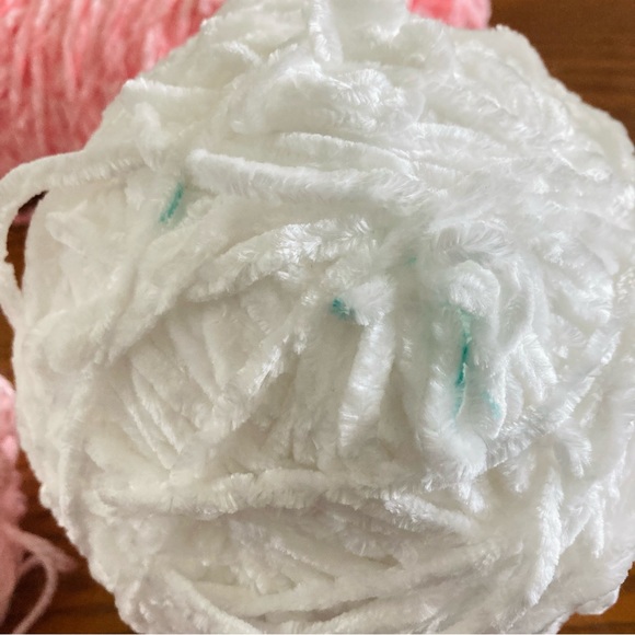 ❤️‍🔥 (5/20) Bernat Yarnspiration Velvet White and Pink Yarn - Picture 4 of 6
